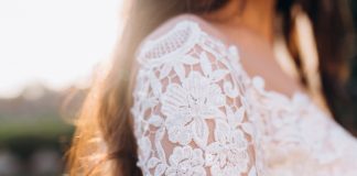 Miért örökzöld a csipke menyasszonyi ruha? csipke-menyasszonyi-ruha
