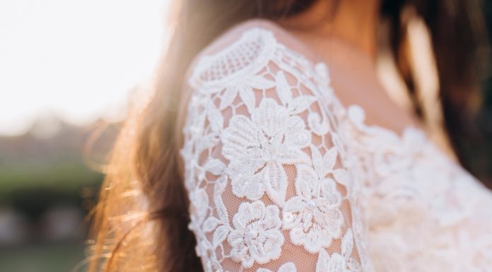 Miért örökzöld a csipke menyasszonyi ruha? csipke-menyasszonyi-ruha